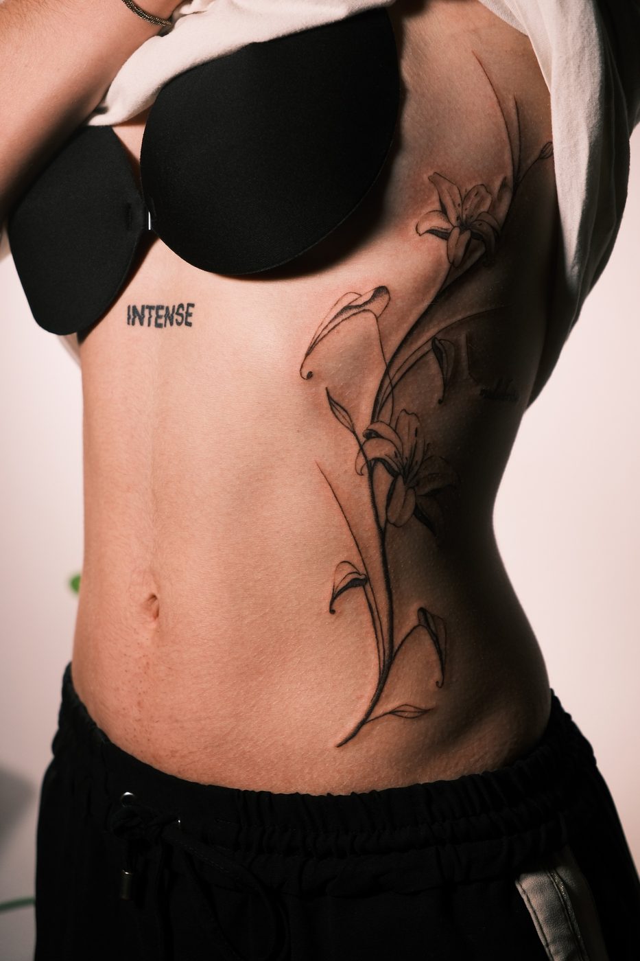 Tatouage fleur en réalisme, Couleur Gris, Bordeaux