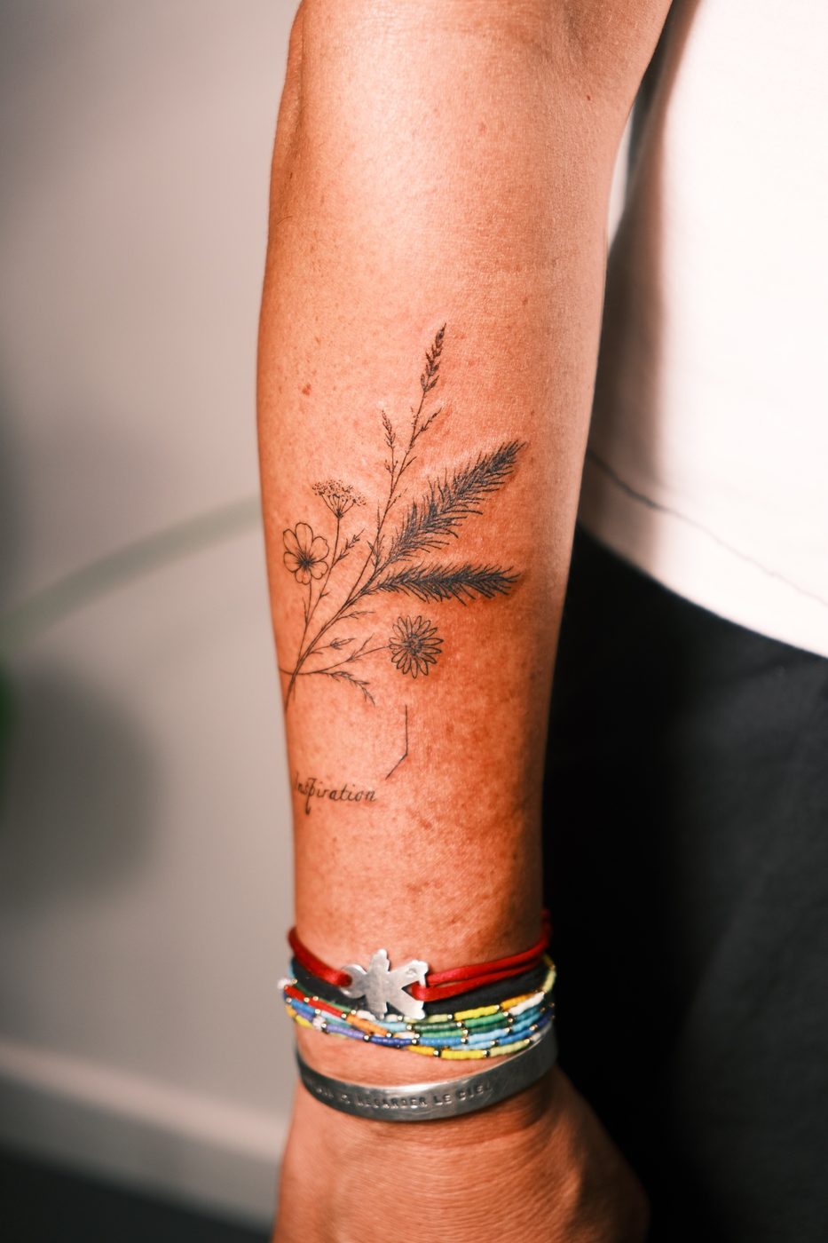 Tatouage fleur en micro-réalisme, Couleur Gris, Bordeaux