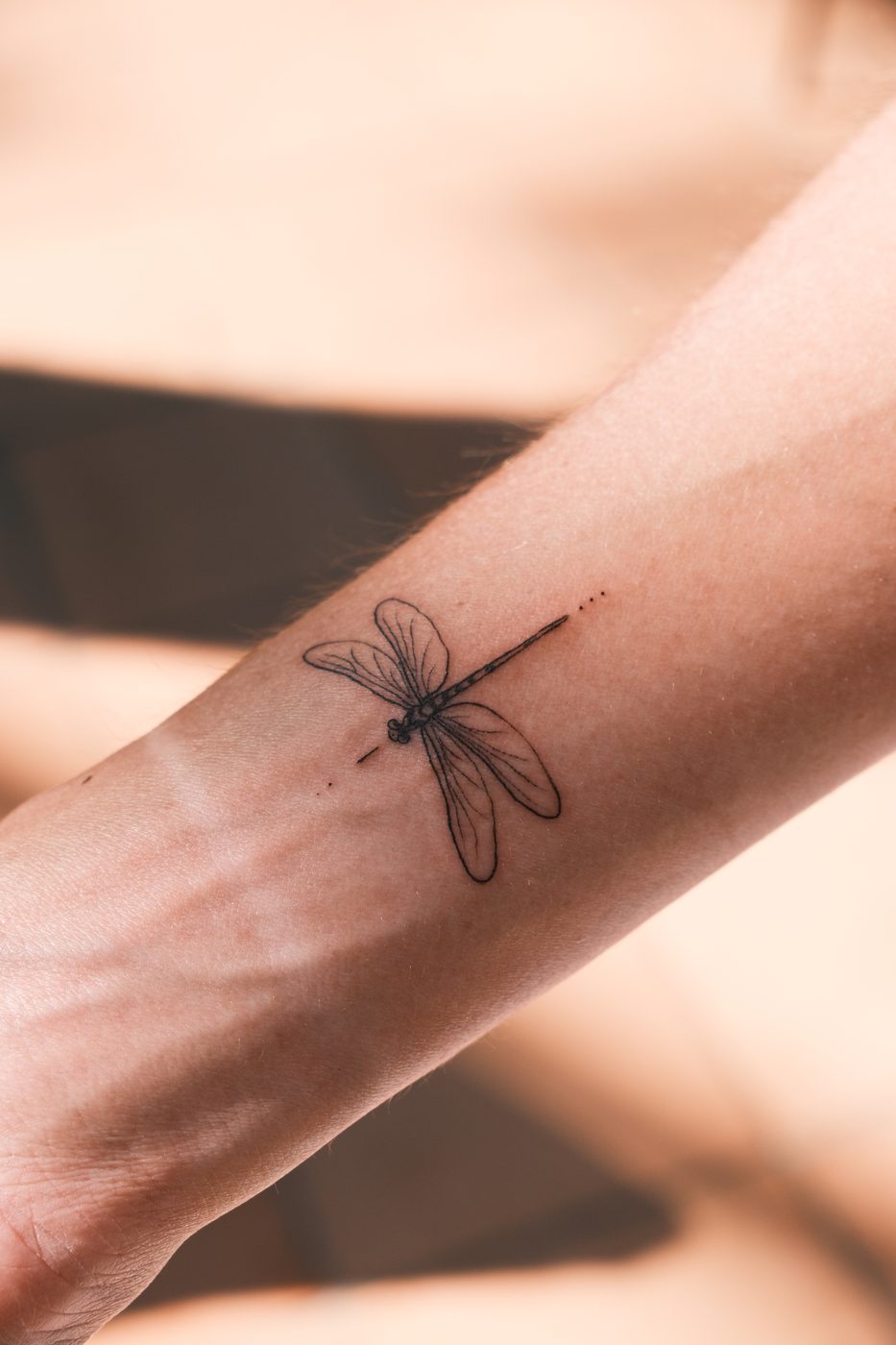 Tatouage libellule en micro-réalisme, Couleur Gris, Bordeaux